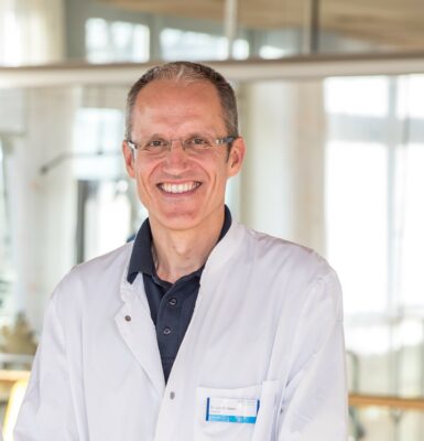 Dr. Abker, Chefarzt der Sportorthopädie. Klinikum Landsberg.