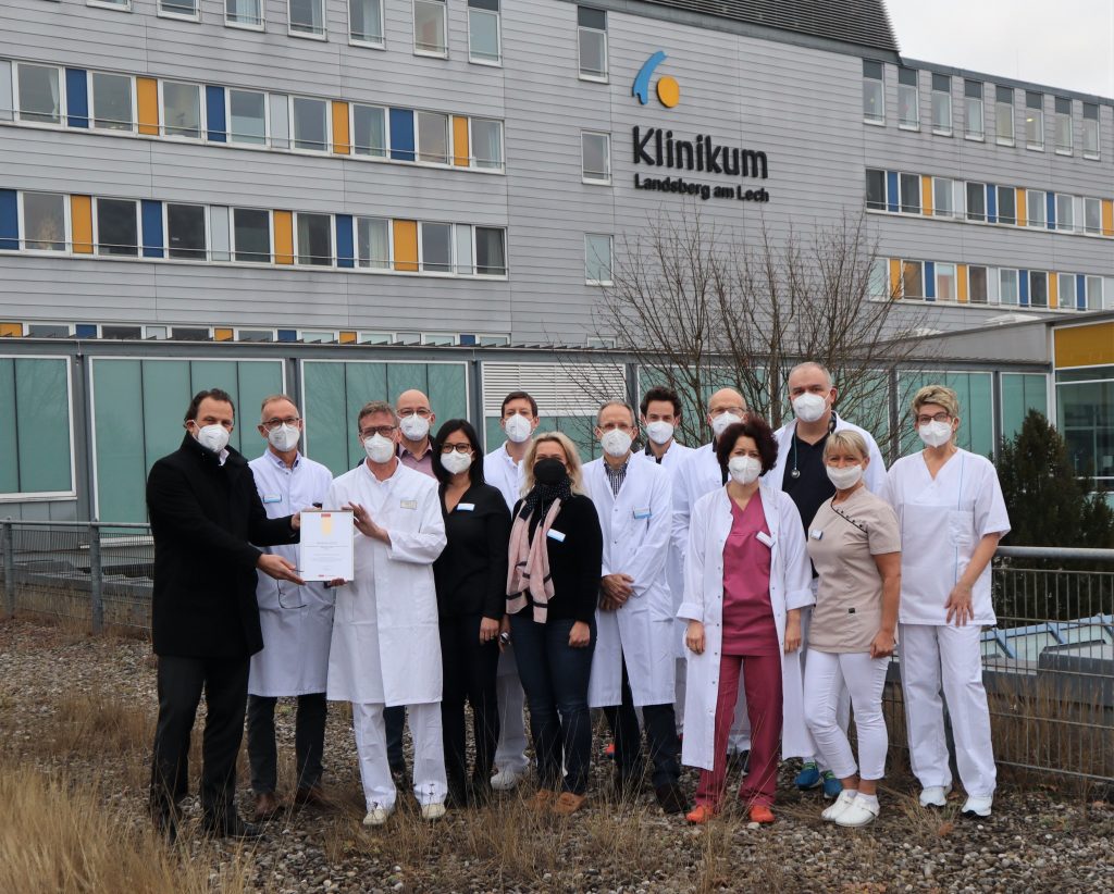 Stellvertretend für alle haben sich fürs Foto ein Teil unserer Chefärzte, Vorstand Marco Woedl, und Teile unseres Pflegepersonals in die Kälte auf den Balkon des Klinikums gewagt: Das Klinikum Landsberg steht auf der Focus-Liste der TOP-Regionalen Krankenhäuser 2022!