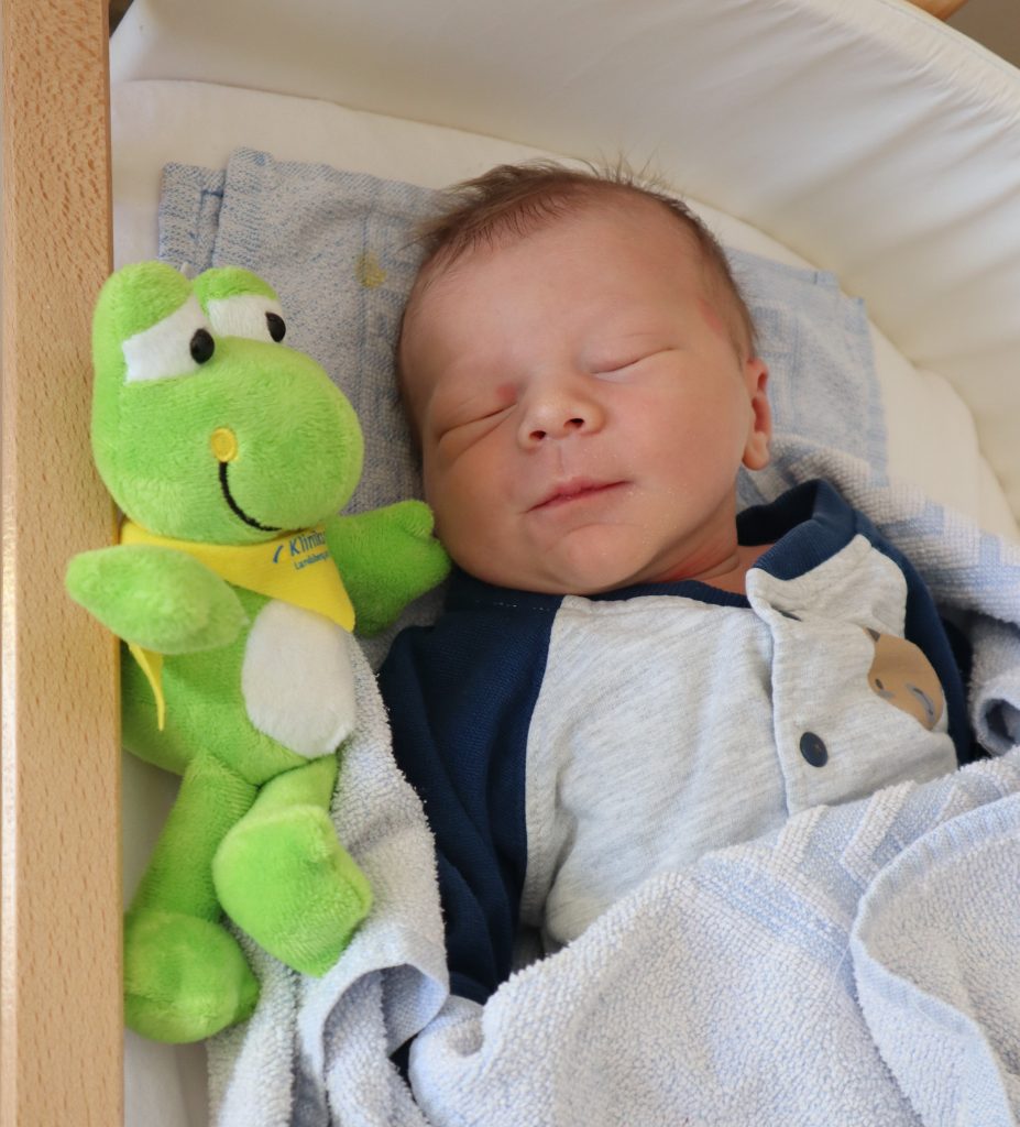 Aufgrund eines anderen Autounfalls schaffte es Familie Beer nicht allein ins Klinikum. Dr. Wolfgang Weisensee, Anästhesist und Notarzt, welcher ebenfalls am Unfallort war, packte die werdende Mama in sein Notarzteinsatzfahrzeug und fuhr mit ihr ins Klinikum. Allerdings platzte die Fruchtblase noch im Einsatzfahrzeug unmittelbar vor der Tür der Notaufnahme. Der kleine Moritz kam um 19.37 Uhr gesund im Klinikum auf die Welt.